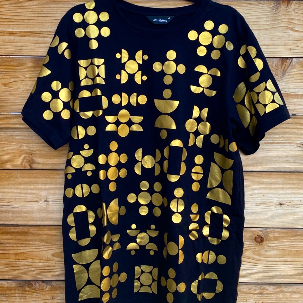 Starstyling Black T Shirt with Gold Shspes